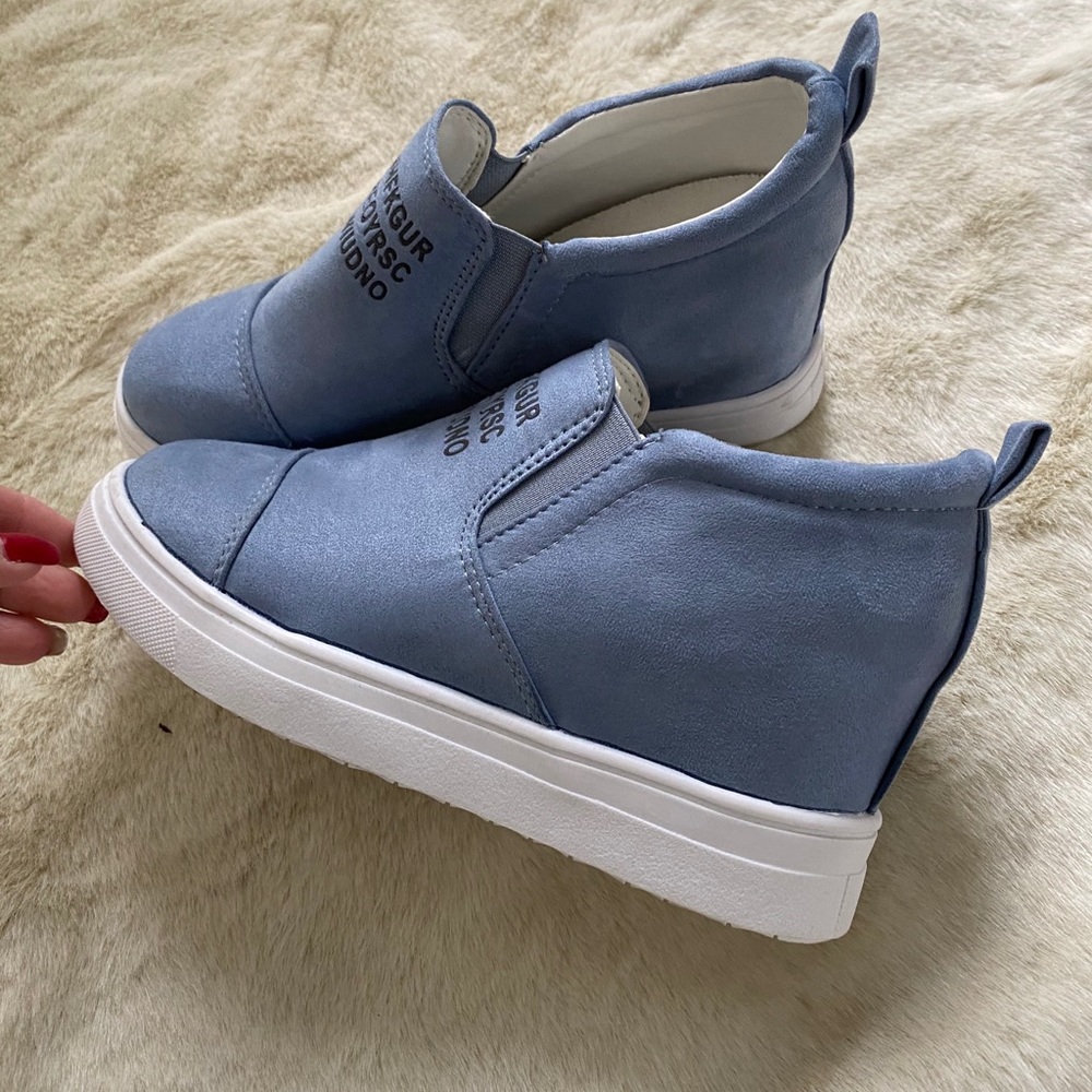 Blue wedge fashion running shoe